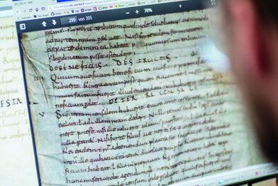 Ein altes Dokument auf einem Computerbildschirm