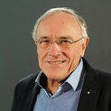 Ein Mann mit Brille lächelt in die Kamera.