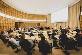 Nachhaltigkeitsforum 2024: Männer und Frauen sitzen im Vortragssaal der Akademie. 