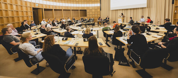 Nachhaltigkeitsforum 2024: Männer und Frauen sitzen im Vortragssaal der Akademie. 