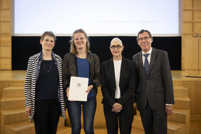 Das Foto zeigt v.l. Prof. Dr. med. Franziska Geiser, Direktorin der Klinik für Psychosomatische Medizin und Psychotherapie am Universitätsklinikum Bonn, Preisträgerin Dr. Milena Kriegsmann-Rabe, Prof. Julia B. Bolles-Wilson, Präsidentin der Nordrhein-Westfälischen Akademie der Wissenschaften und der Künste und Dr. Thomas Förster, der Kuratoriumsvorsitzende der Stiftung der Freunde und Förderer der Nordrhein-Westfälischen Akademie der Wissenschaften und der Künste