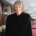 Eine Frau steht im Zuschauerraum eines Theaters.