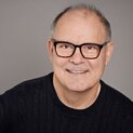 Ein Mann mit Brille lächelt in die Kamera.