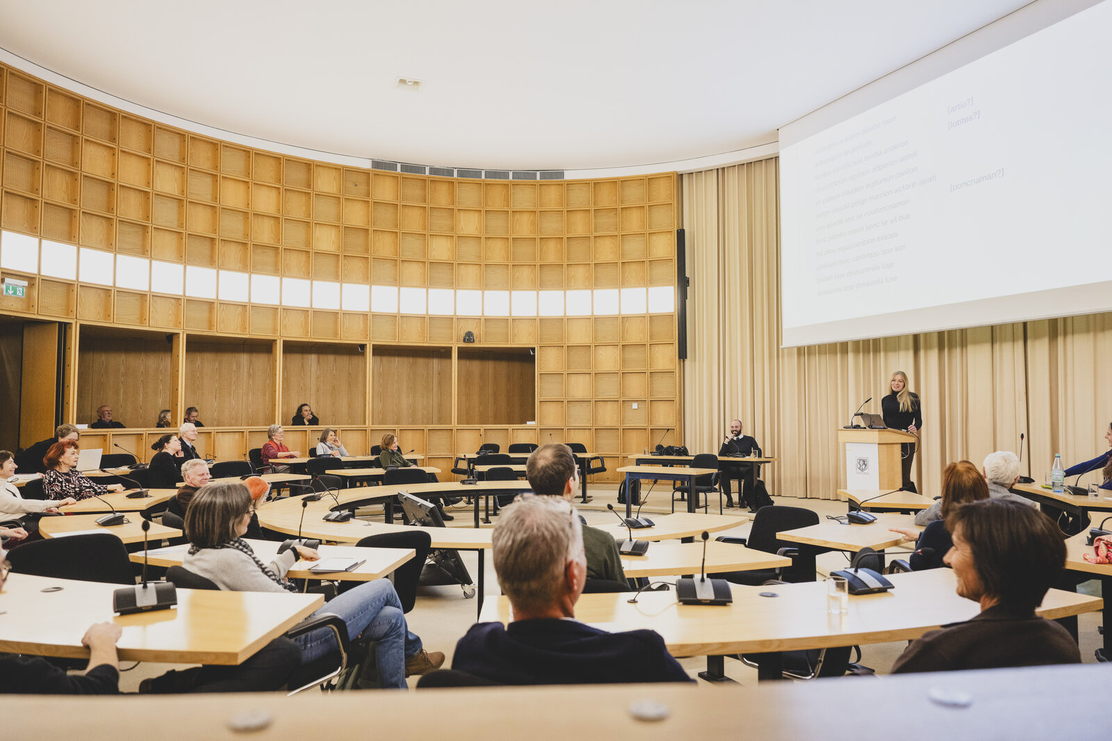 Svenja Bonmann spricht bei der Veranstaltung Moving Bodies | Moving Minds