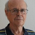 Ein Mann mit Brille lächelt in die Kamera.