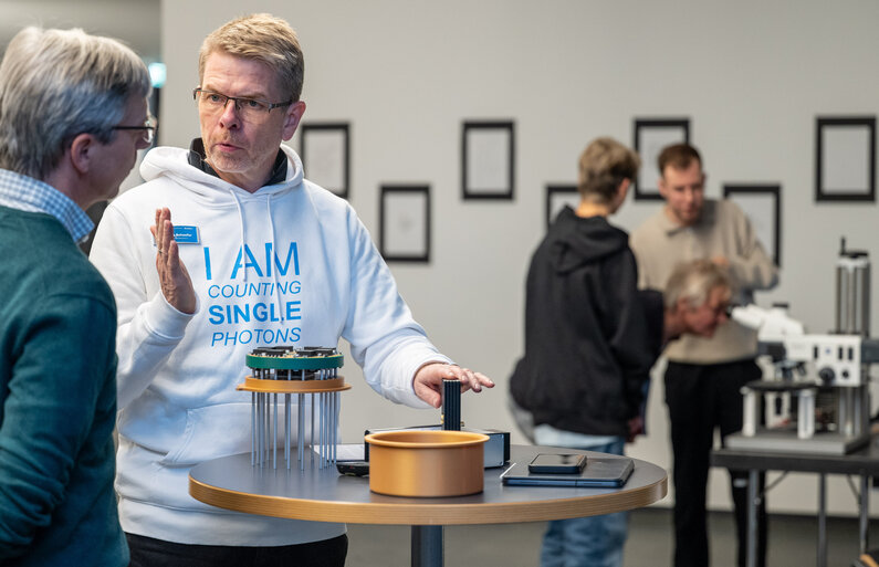 Zwei Männer unterhalten sich.