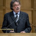 Ein Mann mit Brille hält einen Vortrag.