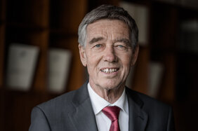 Porträt-Foto des Alt-Präsidenten der NRW-Akademie Prof. Dr. Dr. Dr. med. habil. Hanns Hatt
