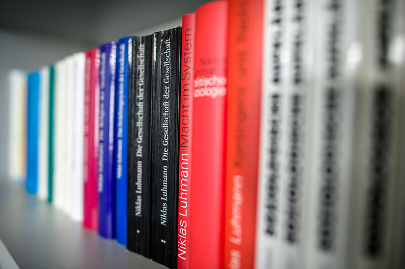Ein Regal mit Büchern von Niklas Luhmann