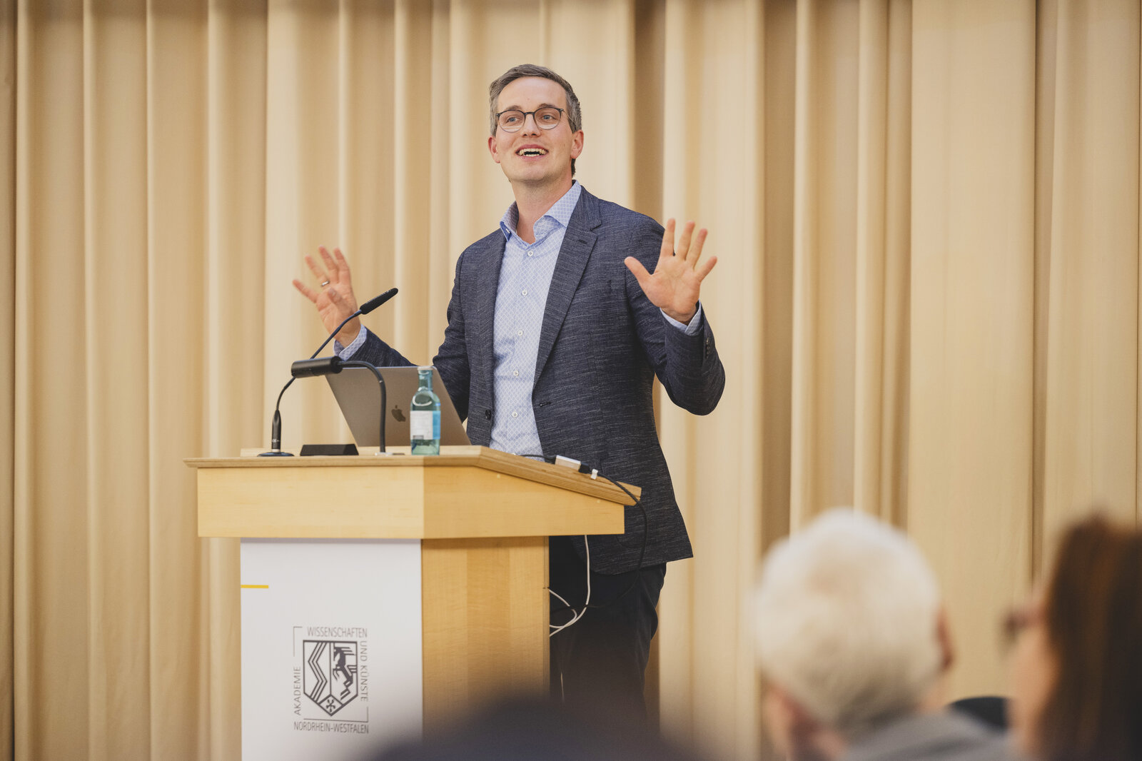 Ruben Bühner spricht bei der Veranstaltung Moving Bodies | Moving Minds
