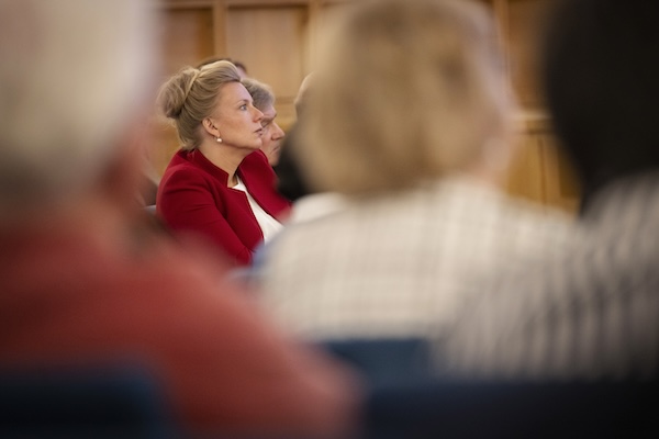 NRW-Wissenschaftsministerin Ina Brandes sitzt im Publikum.