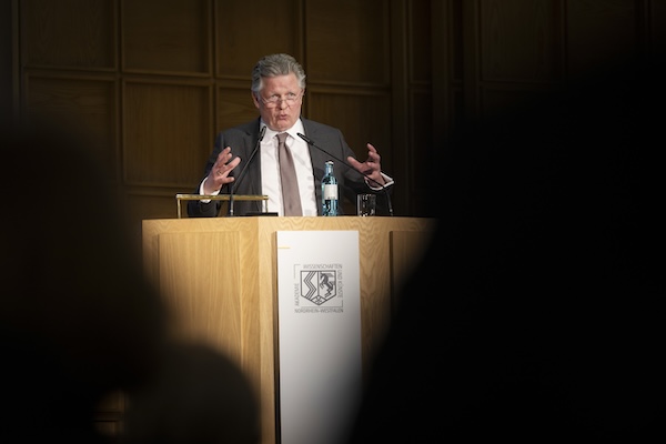 Prof. Dr. Frank Jessen steht am Rednerpult.