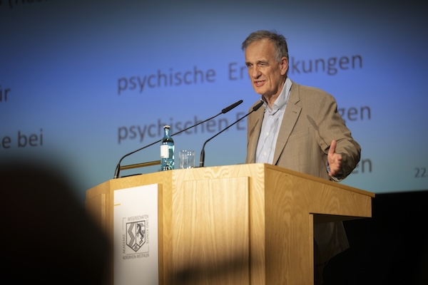 Akademie-Mitglied Prof. Dr. Norbert Scherbaum steht an einem Rednerpult.