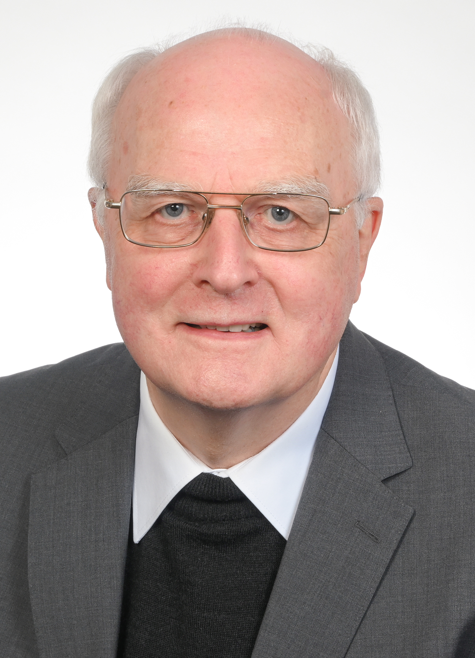 Mann mit Brille lächelt