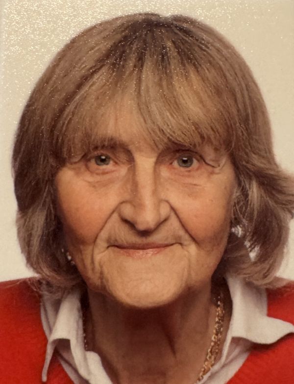 Eine Frau mit kinnlangem Haar lächelt in die Kamera.