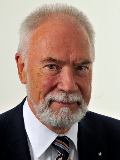 Ein Mann mit Bart schaut freundlich in die Kamera.